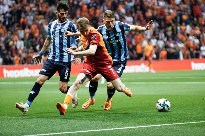 Galatasaray 3 - 2 Adana Demirspor: Aslan, taraftarına sezonun son iç saha maçında galibiyetle veda etti! Maçı nasıl buldunuz?