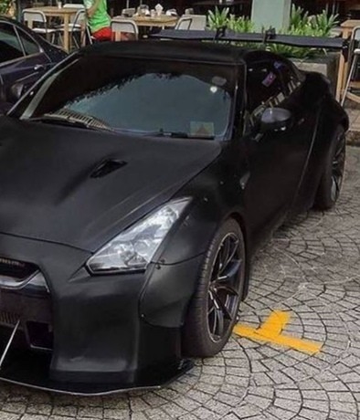 BMW M8 ve Nissan GTR R-35, hangisi güçlü ve göz alıcı?