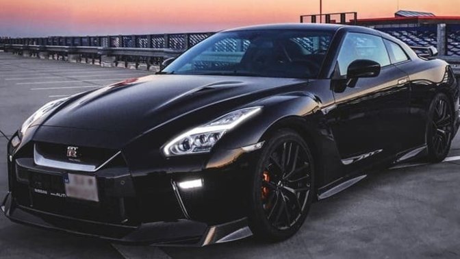 BMW M8 ve Nissan GTR R-35, hangisi güçlü ve göz alıcı?