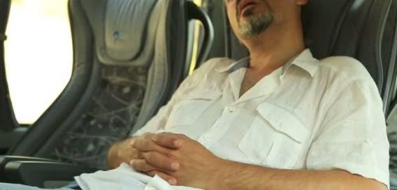 İkram edilen poğaçayı yedi, kendinden geçti! Yoldayken yanınızdakinin verdiğini yer misiniz?