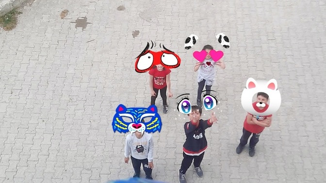 Balkonda çay içerken bile bile çayıniza top atan çocuklara topunu geri atar mıydınız siz olsanız 🤡?