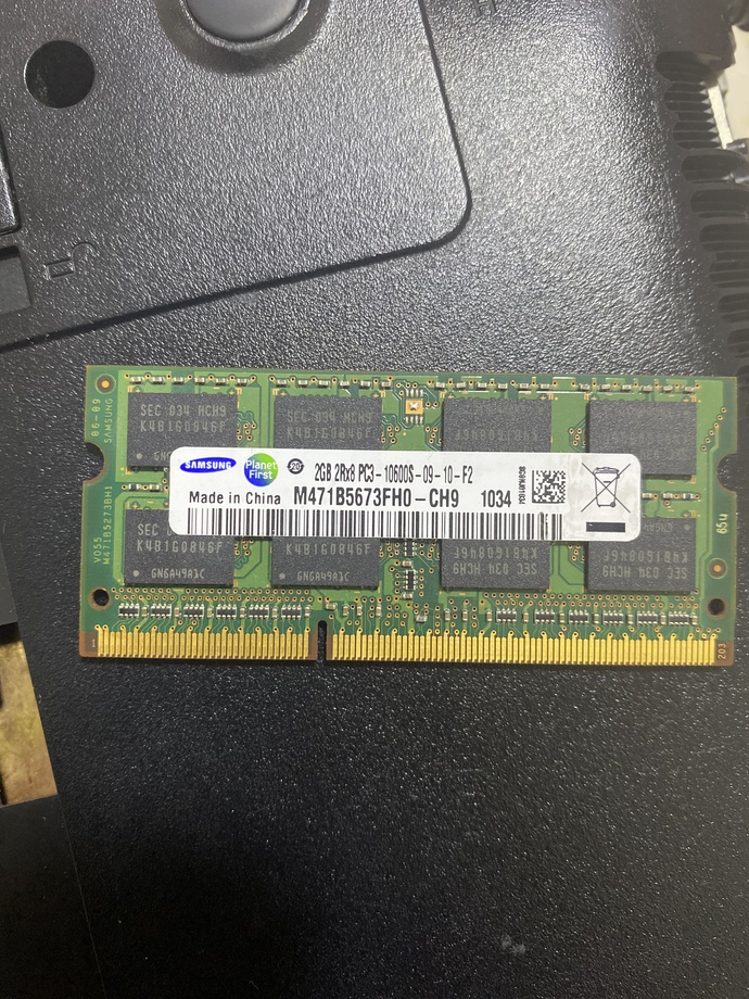 bunun üstünde 2gb yazıyo kandırıldım mı ben noldu anlamıyorum bilgisayar açılmıyo ekran gelmiyo fan falan çalışıyo ekran yok nolur yardımcı olun bana ya