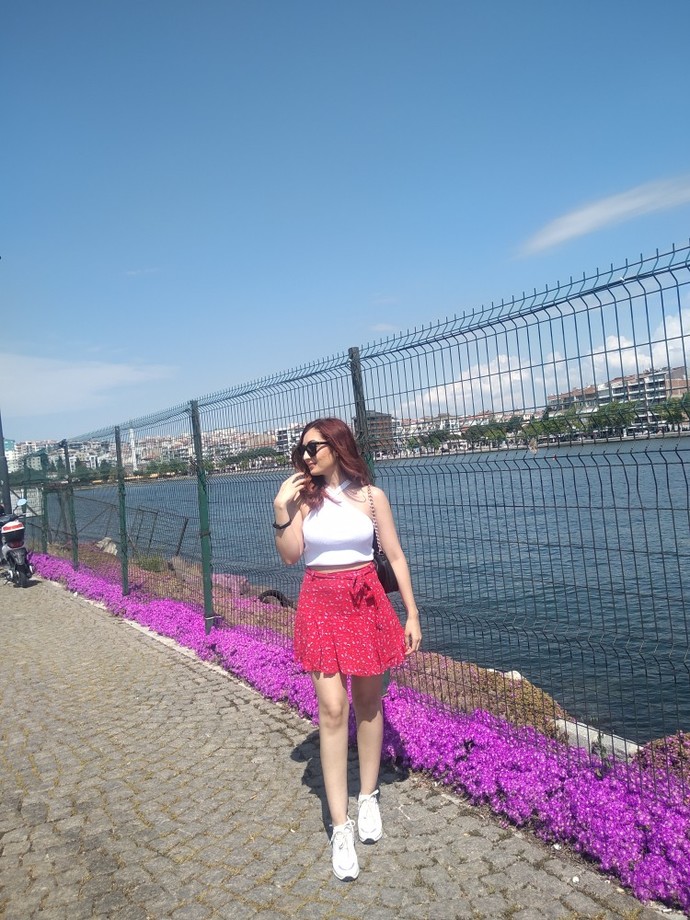 Yazın renkli giyinmeyi mi yoksa siyah giyinmeyi mi tercih edersiniz?