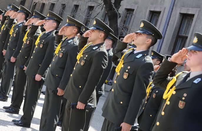 SİZİN GÖZÜNÜZDE HANGİ MESLEK GRUBU DAHA SAYGINDIR?