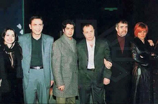 Kurtlar Vadisi mi yoksa Ezel mi sizin izlemeyi sevdiğiniz yapım hangisi?
