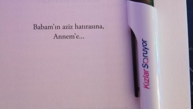 Yazdığım kitabı sevgilime ithaf etmediğim için bana kızgın. Haklı mı sizce?