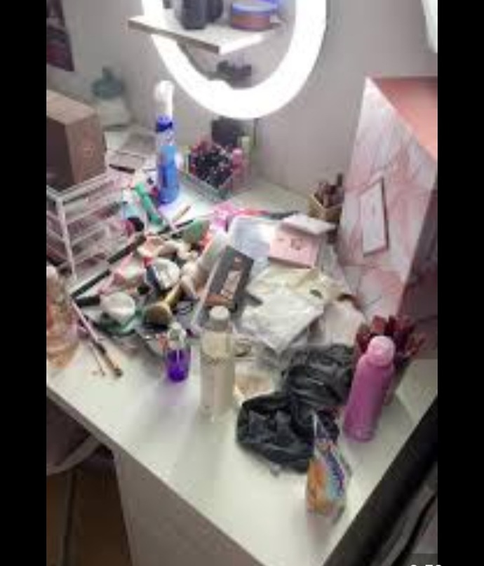 Odamın bukadar dağınık olması normal mi? Fotolu? üstüme geliyolar?