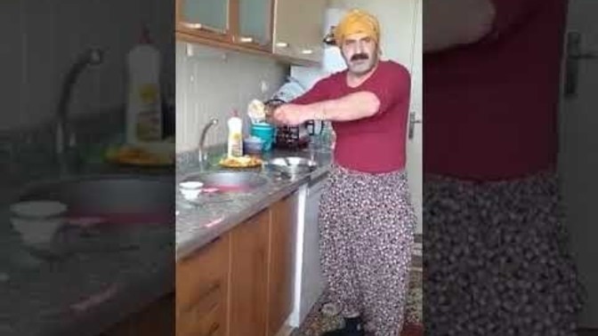 Bir erkeği temizlik yaparken görseniz güler misiniz?