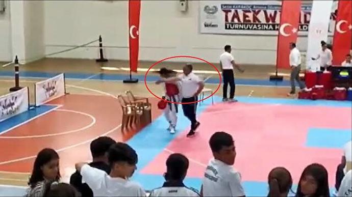 Türkiye Gençler Tekvando il seçmelerinde, antrenör müsabakayı kaybeden sporcusuna tokat attı! Ne düşünüyorsunuz?