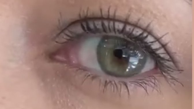 Bu göz rengi kadında seksi durur mu?