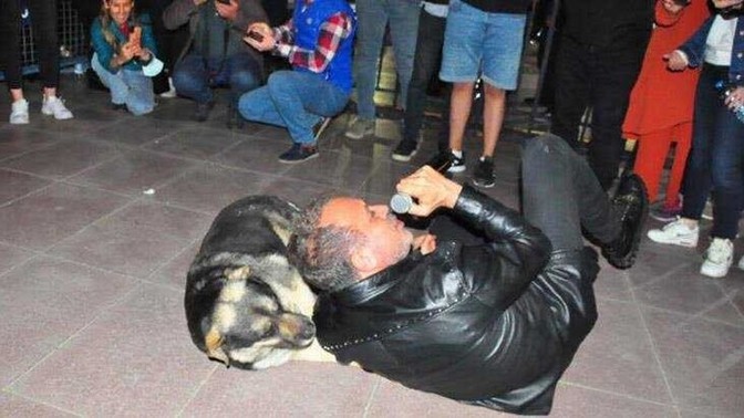 Haluk Levent köpeğin yanına yatarak şarkı söyledi. Gerek var mıydı buna?