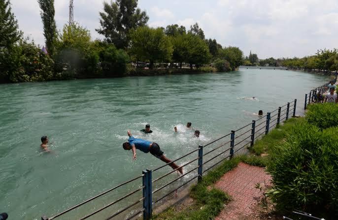 Yaza girdik sonunda tatil sezonu açıldı sizce denizde mi yuzmek daha eglenceli? havuzdamı?