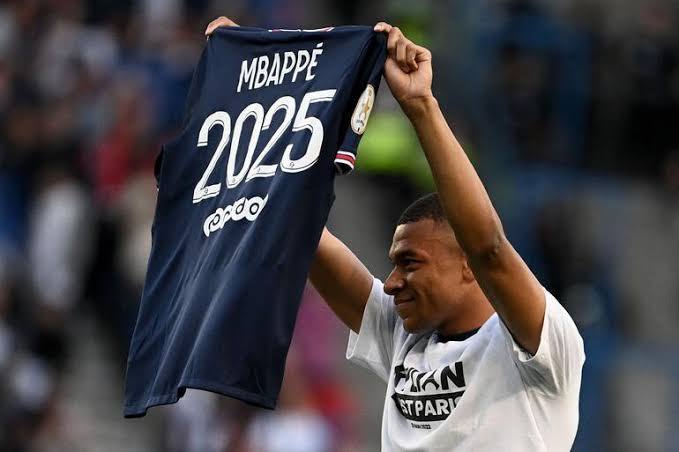 Real Madride imza atması beklenen Mbappe, PSG ile 3 yıllık yeni sözleşme imzaladı! Siz olsaydınız, ne yapardınız?