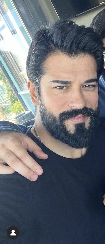Burak özçivit mi Michelle more mi hangisi daha yakışıklı?