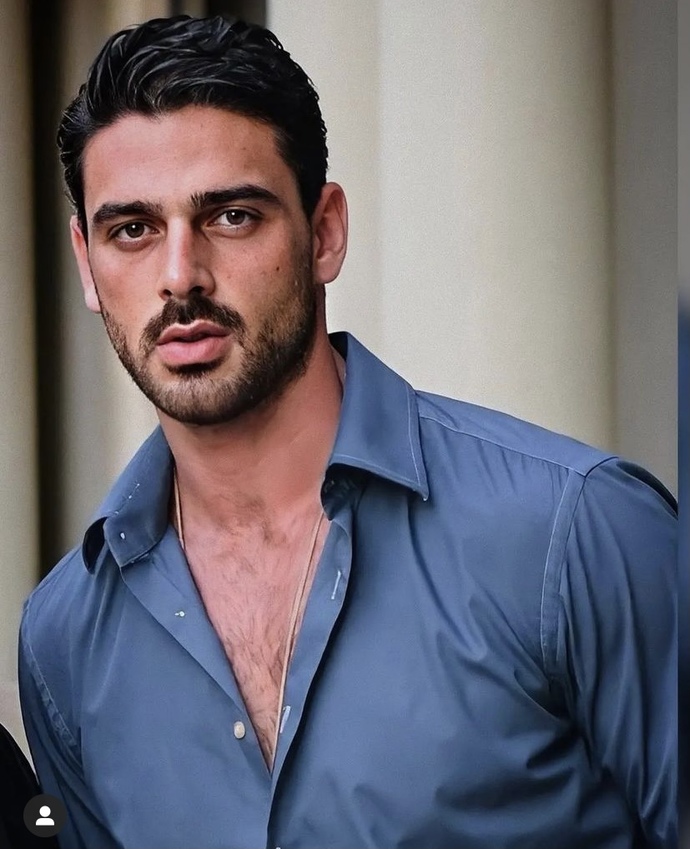 İkiside yakışıklı ama Burak özçivit kadar yakışıklı yok bu dünyada ya