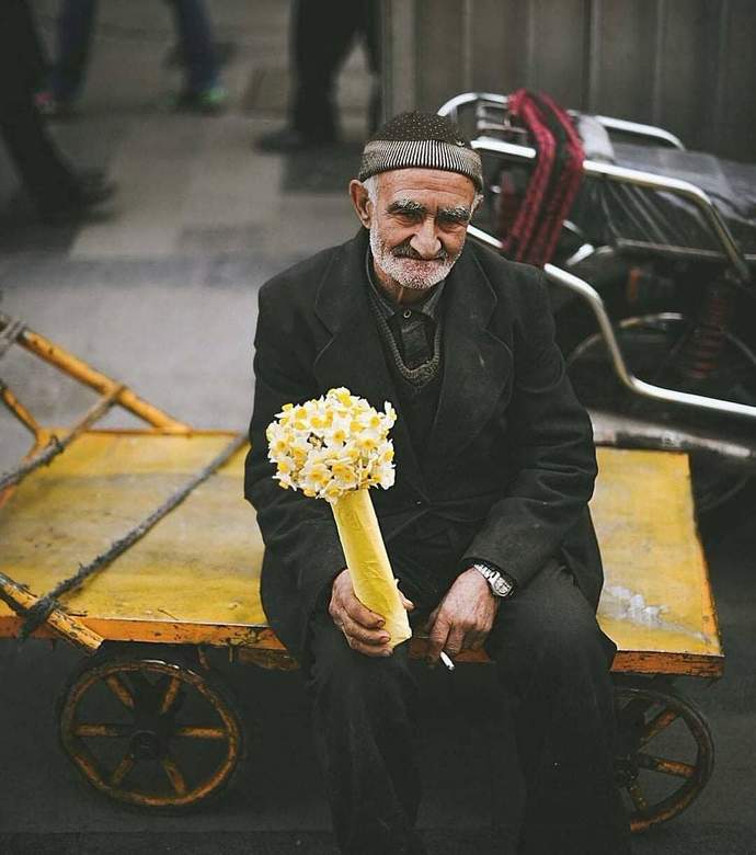 Hacı emmi tütünü de yakmış, kim bilir ne düşünüyor derinden ve sessizce..