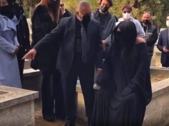 Bülent Ersoy ben standart mezarlığa sığmam ki dedi ve viral oldu. Mezarları kişinin kalıba göre mi yapılmalı 🙄🙄?