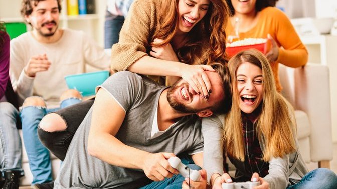 Oyunda tanışıp arkadaşlık kurduğunuz ve hâlâ dost olmaya devam ettiğiniz birisi var mı?