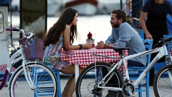 Çok zengin sevmeyen biriyle mi yoksa fakir seven biriyle evlenmek mi?