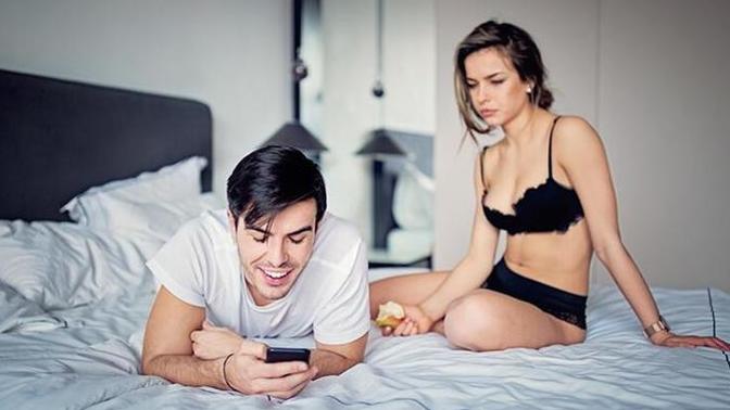 Erkekler sevgilisinin yanında çok fazla telefona bakarsa şüphe duyulmalı mıdır?