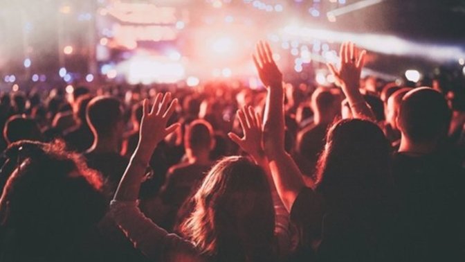 Konserde nasıl giyinilir?