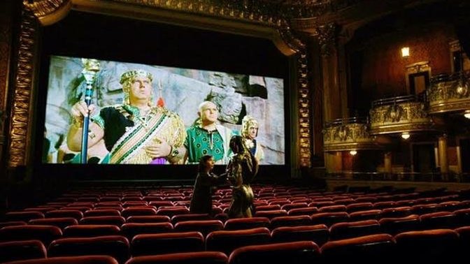 Sevdiğiniz için sinema salonunu kapatır mısınız?