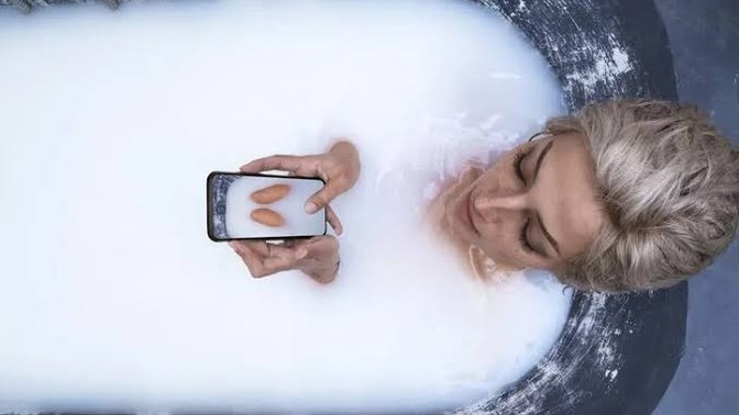 Duşa girerken telefonunu yanına alır mısın?