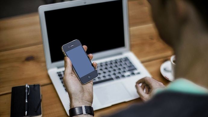Bilgisayarda oyun oynarken telefondan gelen mesajlara bakar mısınız?