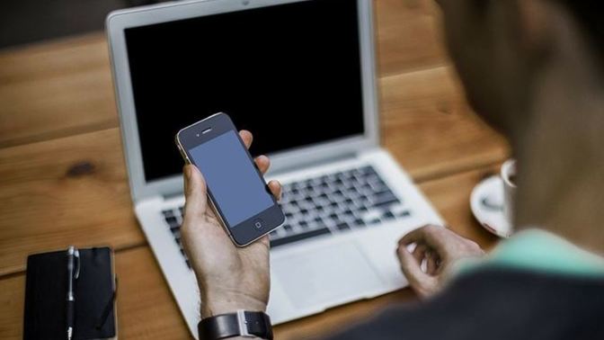 Bilgisayarda oyun oynarken telefondan gelen mesajlara bakar mısınız?