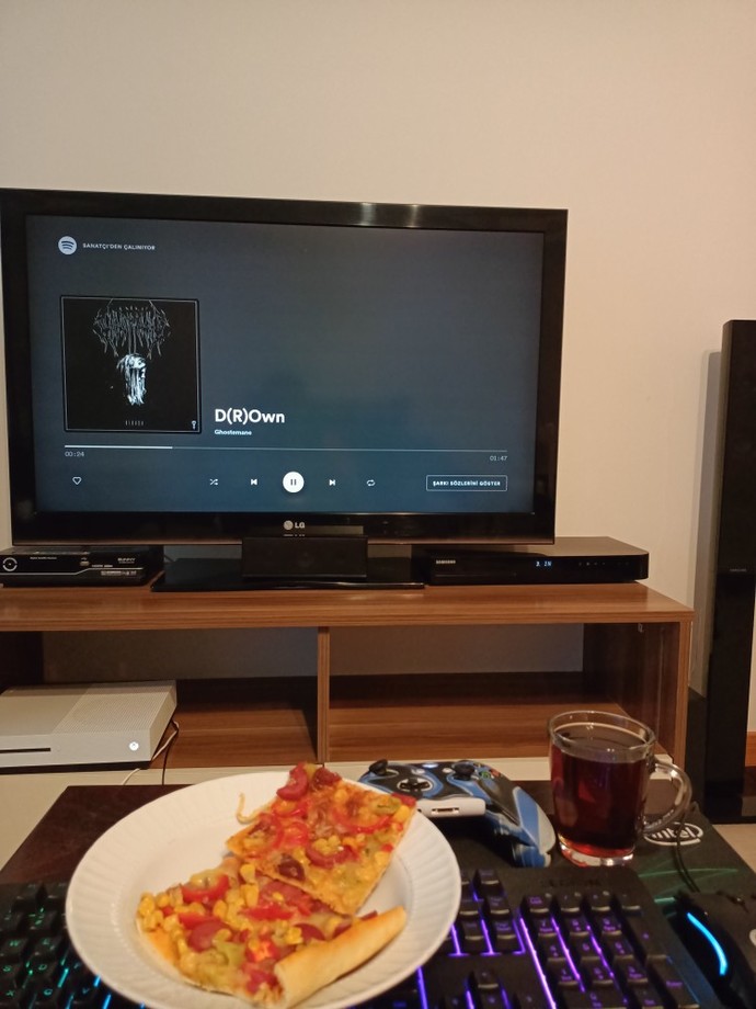 Pizza isteyen var mı?