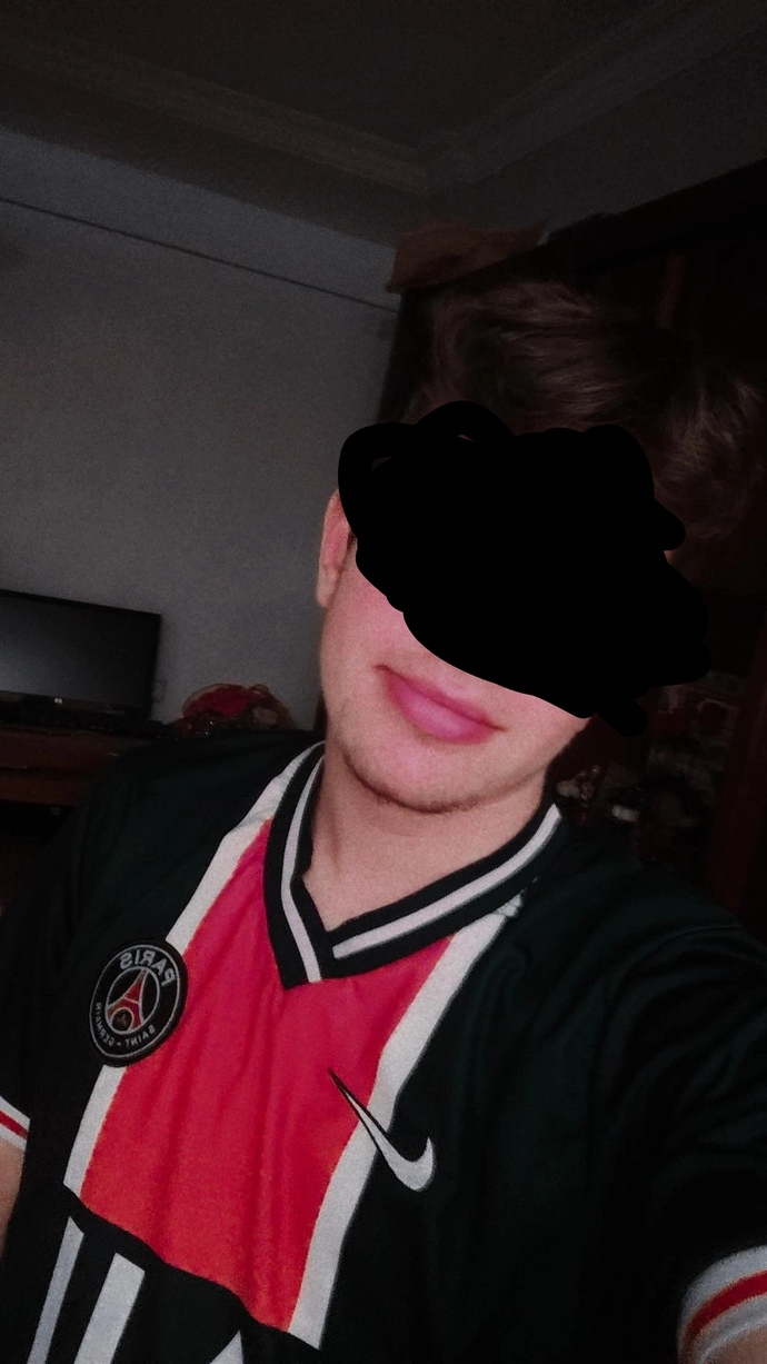 Sizce dışarıda gezerken çarşı AVM gibi yerlerde forma giyilirmi üzerimdeki mesela?