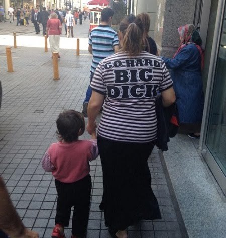 Kadın tişörtündeki yazının anlamını bilse asla giymezdi 😬