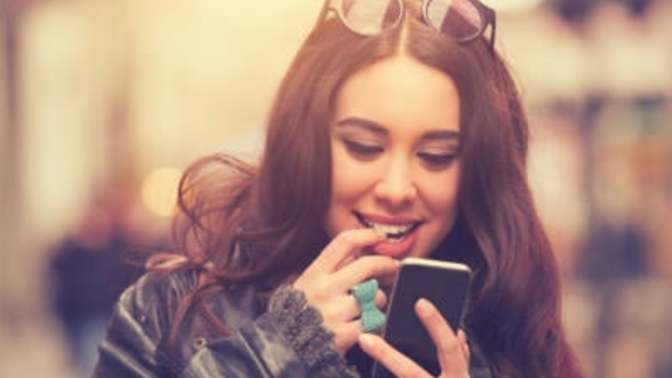 Beğendiğin birine ilk mesajı atar mısın?