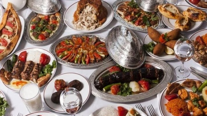 Yemeğinizin içinden saç çıkarsa yemeği yemeye devam eder misiniz?