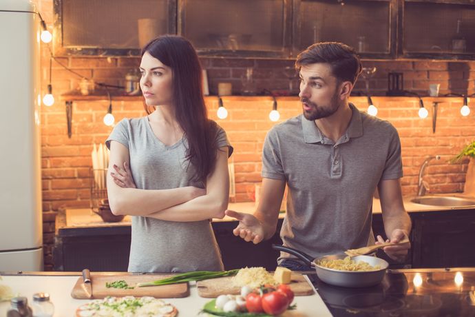 Yemek yapmayı biliyorsan, yapamayan biriyle evlenir misin?