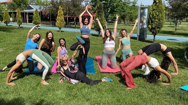 Eskisehirde parkta yoga yapan kadinlara cimere sikayet var diye engel olmuslar olaya tepkiniz nedir?