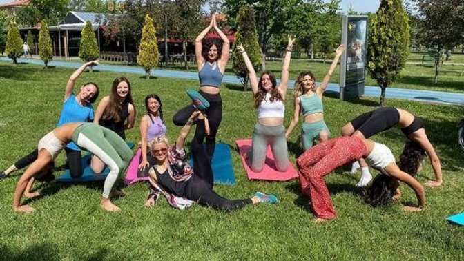 Eskisehirde parkta yoga yapan kadinlara cimere sikayet var diye engel olmuslar olaya tepkiniz nedir?