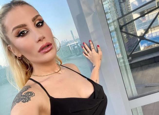 İrem Derici:Enayi ya da Keriz yazan bir dövme yaptırıcam dedi. Siz ne yazdırmak isterdiniz😅?