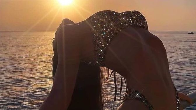 Simli, taşlı bikiniler plaj için çok mu abartı, yoksa havalı mı?
