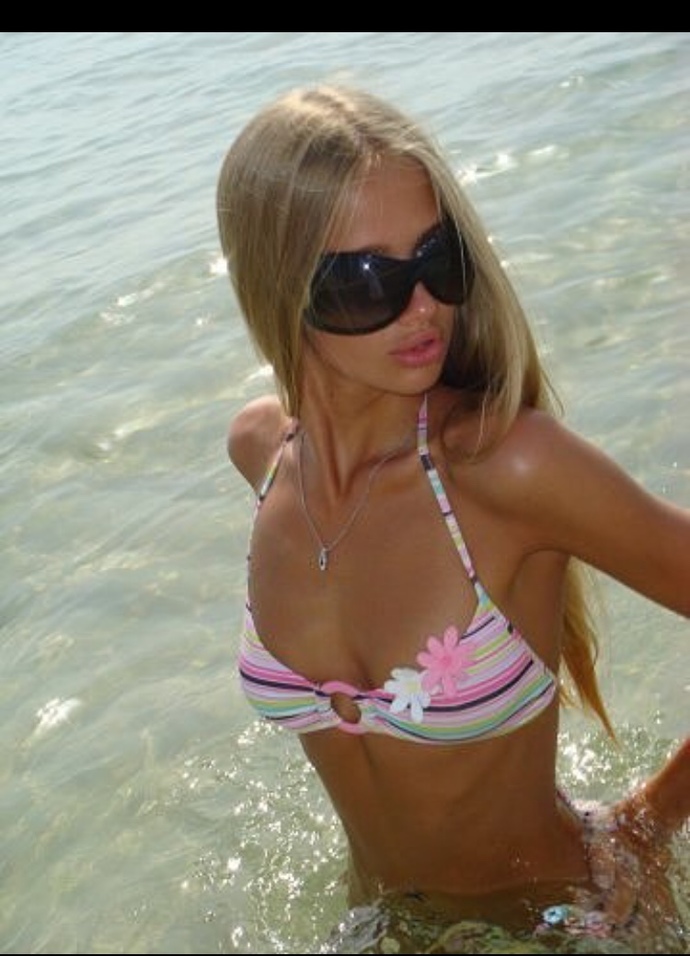 Küçük göğüslere askısız bikini yakışmıyor değil mi?