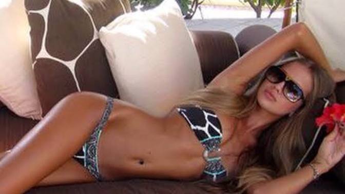 Küçük göğüslere askısız bikini yakışmıyor değil mi?