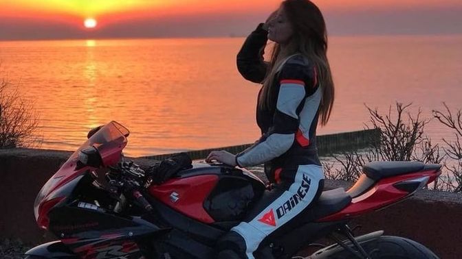 Motosiklet sürdüğüm için ayıplanıyorum. Kadınlar da motor süremez mi?