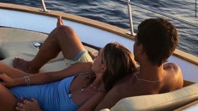 Nerde olduğunuzu ve be yaptığınızı sevgilinize haber verir miydiniz?