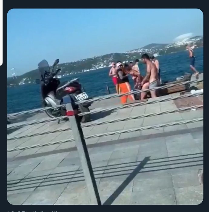 Sahilde çıplak güneşlenen ve ilişkiye giren mülteci hakkında ne düşünüyorsunuz?