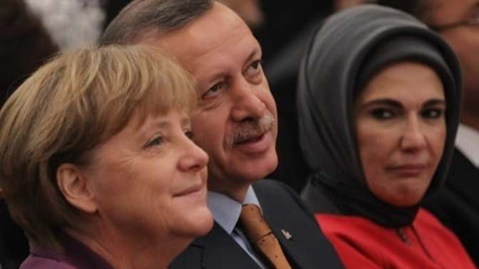 Kadınlar birbirini kıskandıklarında nasıl davranışlar sergiler?