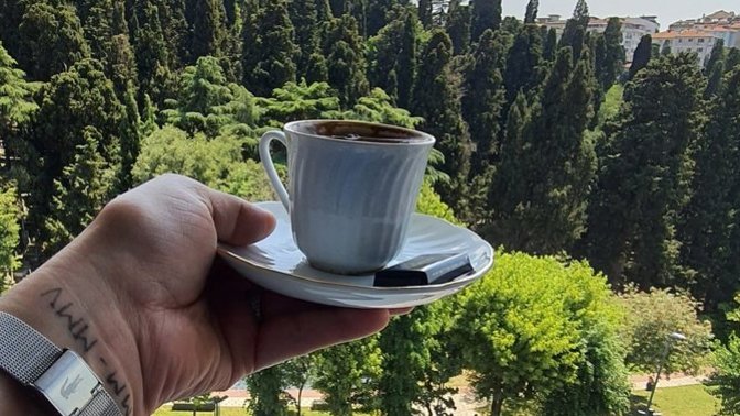 Bunaldığın zamanlarda yalnızlık mı, dertleşecek biri mi sana iyi gelir?