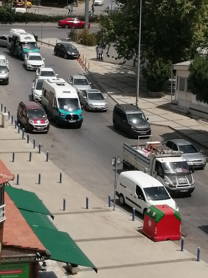 Bu erkekler niye doğru düzgün araba sürmesini beceremiyor?