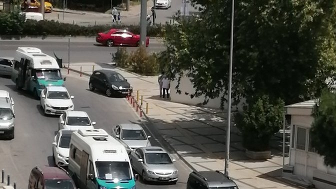 Bu erkekler niye doğru düzgün araba sürmesini beceremiyor?