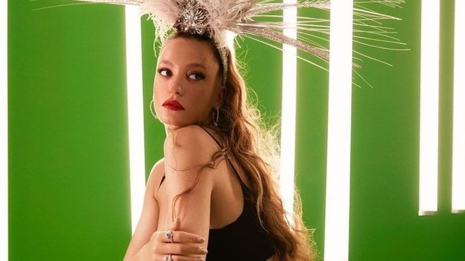 Serenay Sarıkaya “Semt oturuşunu sizden öğrenecek değiliz” yazıp paylaştığı fotoğrafa beğeni yağdı. Hangi semtin oturuşu bu sizce?