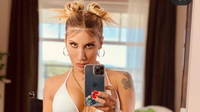Dilara Aksüyük’ten sonra İrem Derici de iç çamaşır trendine katıldı. Sizce güzel mi?